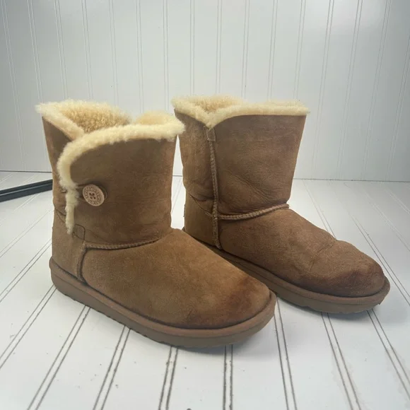 UGG Bailey Button II Boots โ Womenโs Size 6 (Chestnut, Shearling-Lined) - Picture 2 of 9